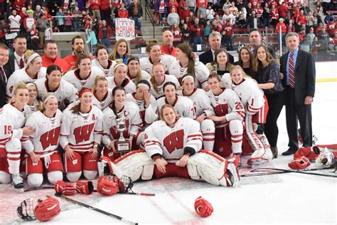 Wisconsin Womens Hockey Badgers Bury Minnesota Duluth 8 0 Win Wcha Regular Season Title