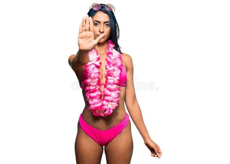 Bella Mujer Hispana Con Bikini Y Lei Hawaiano Haciendo Que Deje De Cantar Con La Palma De La