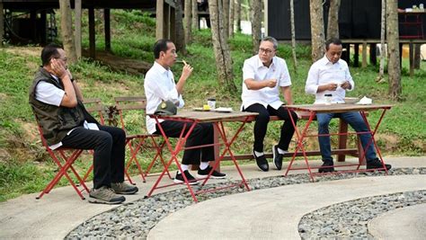 Jokowi Nikmati Udara Pagi Dan Sarapan Rebusan Sukun Bareng Menteri Di