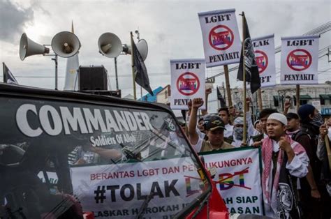 Mayoritas Rakyat Indonesia Menerima Hak Hidup Lgbt Survey Bbc News Indonesia