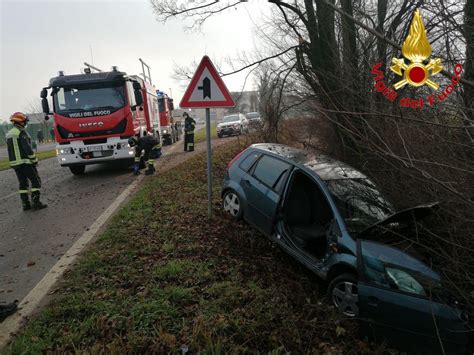 Incidente A Mulazzano Auto Finisce In Un Fossato Due Feriti