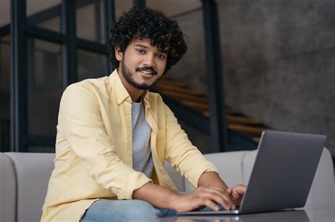 Bonito Programador Indiano Sorridente Digitando Usando Laptop