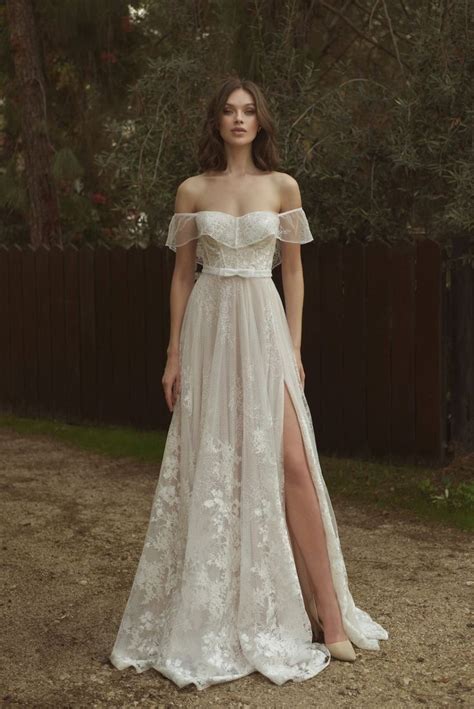 Funnyknight adlı kullanıcının FLAWLESS WEDDING DRESSES panosundaki Pin