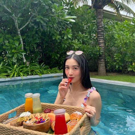 Thánh nữ DOTA 2 Jun Vũ phô dáng không một điểm trừ khi diện bikini tận hưởng bữa sáng bên hồ