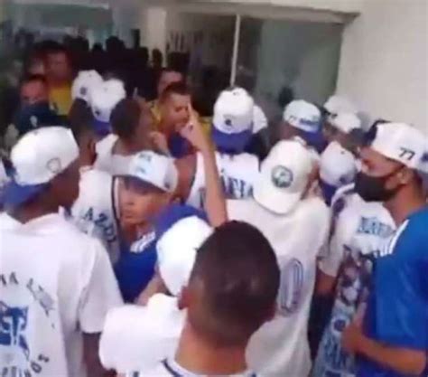 Torcida organizada do Cruzeiro Máfia Azul invade a Toca da Raposa II