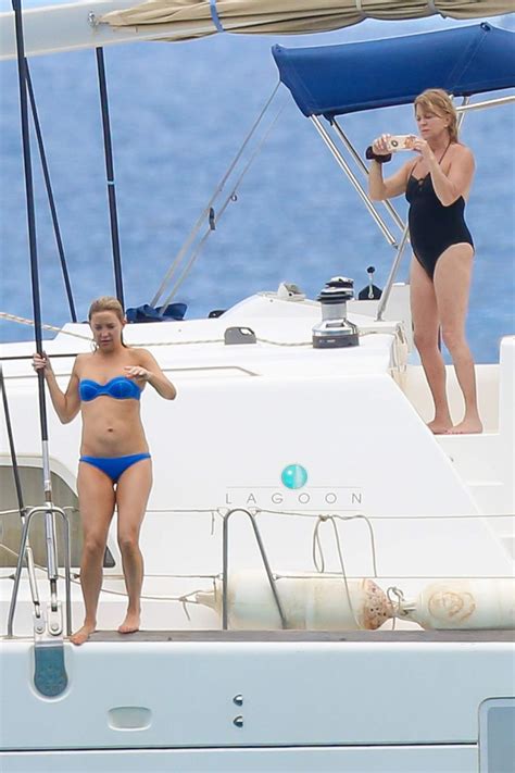 Kate Hudson Goldie Hawn And Amy Schumer At A Yacht In Hawaii 05 29