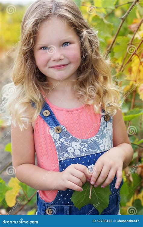 Jolie Fille Blonde D Enfant Dans Le Jardin De Raisin Photo Stock Image Du Fond Raisin