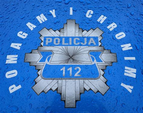 Policjant W Drodze Do Pracy Zauwa Y Le Cego Na Ulicy M Czyzn