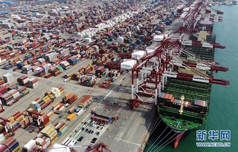 Das Größte Containerschiff Der Welt Tritt Seine Jungfernfahrt Im Hafen Von Qingdao An