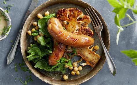 Ostepølser på flettede pølsebrød med salsa og guacamole Gilde