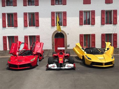 Laferrari Vs Laferrari Aperta Ferrari Expensive Cars Luxury Cars