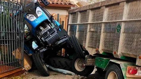 Un Agricultor Empotra Su Tractor Cargado De Uvas Contra Una Casa En