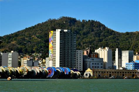 Prédio no Centro de Vitória ganha pintura gigante símbolos do ES