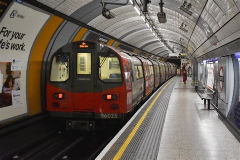 Jubilee Line London Underground 1996 Tube Stock Departing Flickr