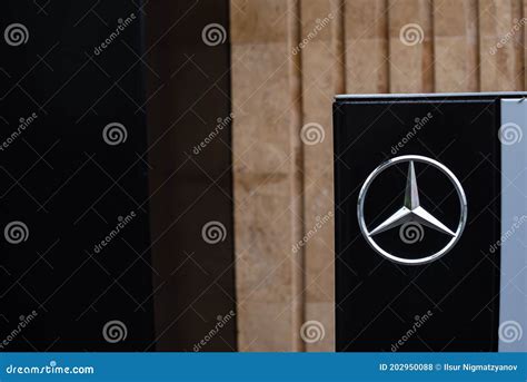 Signo De Mercedes Benz En Una Estela Negra A La Entrada De Una Tienda