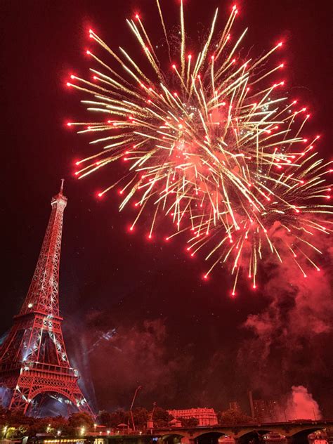 Album Photos Un D Ner Face La Tour Eiffel Pour Le Feu D Artifice Du