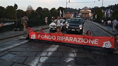 Torino Attivisti Di Ultima Generazione Si Incatenano Nudi E Bloccano