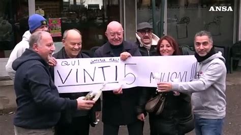 Milano Festeggia I Milioni Della Lotteria Italia Video Dailymotion