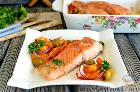 Рецепт: Лосось, запечённый с луком, болгарским перцем, оливками и ...