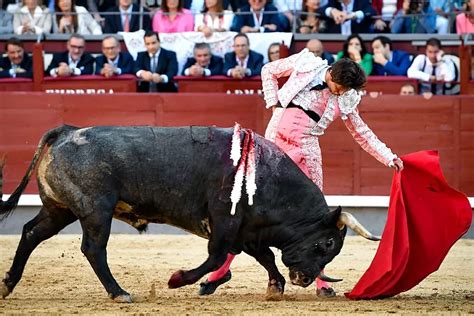 Del Toro Al Infinito San Isidro 1ª De Abono El 7 Desnudó A Roca Rey