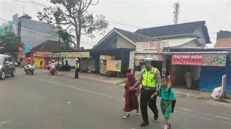 Wujud Kepedulian Anggota Satlantas Polres Metro Polda Lampung Bantu