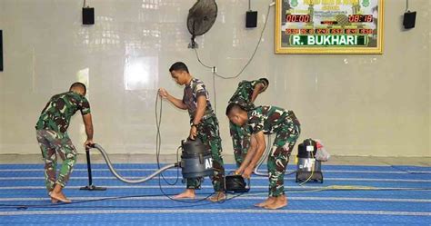 Sambut Ramadan Prajurit Kodam Pattimura Gotong Royong Bersihkan Masjid