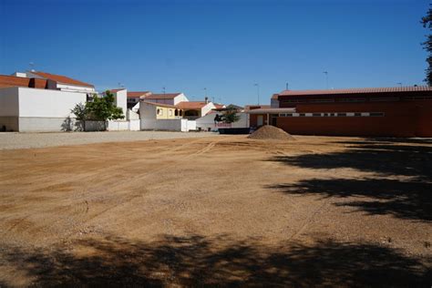 Ya Han Comenzado Las Obras De Mejora En El Patio Del CEIP Miguel De