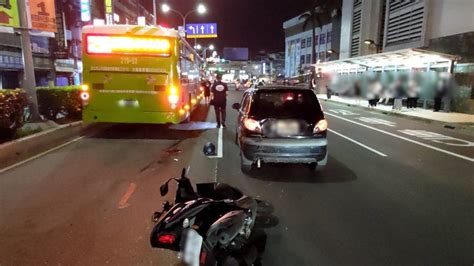 新／輔大前驚悚車禍！女騎士追撞小客車 再被公車輾過不治｜東森新聞：新聞在哪 東森就在哪裡