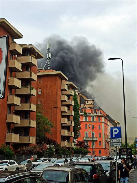 Milano Incendio Autofficina Zona Gambara Morti E Feriti Video