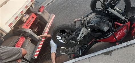 Motociclista Morre Ao Se Chocar Contra Carreta Na Avenida Bernardo