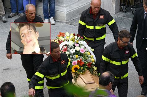 Funerale Di Ivan Gianesini Centinaia Di Persone Per L Addio Al 21enne