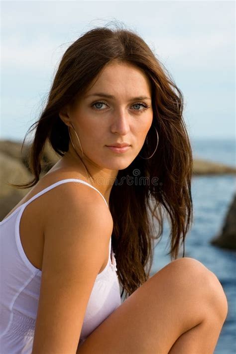 Belle Jeune Femme De Brunette Photo Stock Image Du Cheveu Plaisir