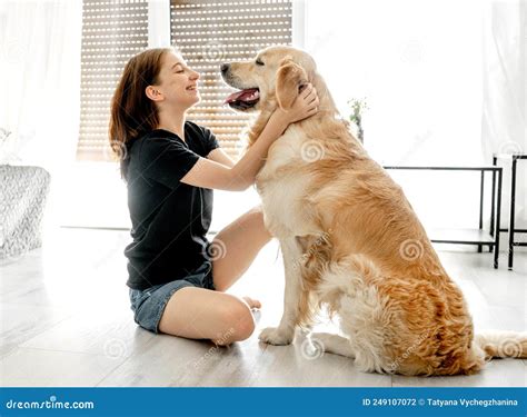 Chica Con Perro Recuperador De Oro Foto De Archivo Imagen De Interior