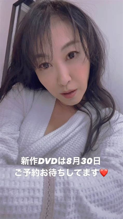 沢地優佳さんのインスタグラム動画 沢地優佳instagram 「いつもお世話になってる週刊実話の方からはいただいたおせんべい🍘 65周年