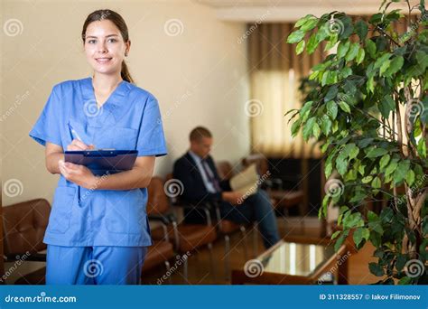 Retrato De Una Doctora Con Uniforme Y Carpeta Imagen De Archivo