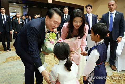 하와이 동포 간담회 화동으로부터 꽃다발 받는 윤석열 대통령 부부 연합뉴스