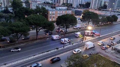 Incidente In Viale Regione Auto Cappottata Due Feriti Uno In