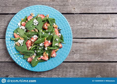 Ensalada De La Fresa Con Espinaca Queso Y La Nuez Alimento Sano Imagen