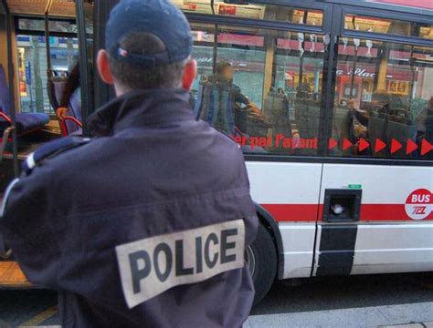 Rh Ne Lyon Agression Homophobe Dans Un Bus Deux Jeunes De Et