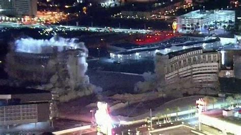 Iconic Las Vegas hotel demolished - BBC News