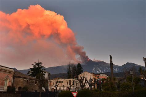 Avion za gašenje požara srušio se na obroncima Etne traga se za