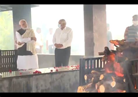 Pm Modi Performs Last Rites With Brothers As Mother Heeraben Is