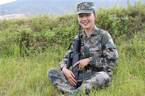 战地黄花分外香！领略女兵与军装完美契合的英姿飒爽 新浪图片