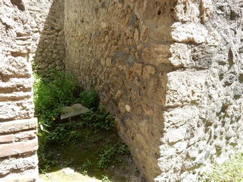 II 2 4 Pompeii May 2016 Doorway To Room 3 On East Side Of Entrance