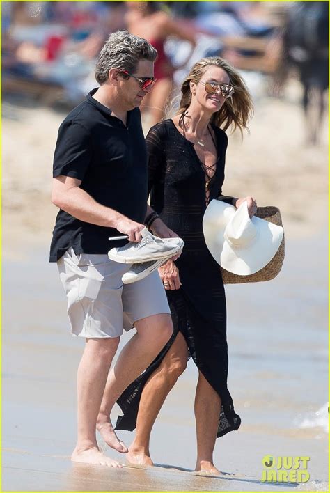 Photo Elle Macpherson Shows Off Amazing Bikini Body At Photo