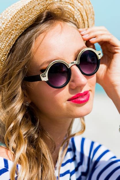 Free Photo Portrait Of Pretty Blonde Stylish Woman In Straw Hat And