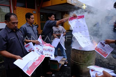 PEMUSNAHAN SURAT SUARA RUSAK ANTARA Foto