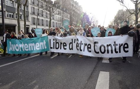 Plusieurs milliers de manifestants anti IVG défilent à Paris