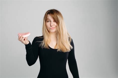 Cerrar Retrato De Joven Confundida Con Cabello Rubio Desordenado Foto