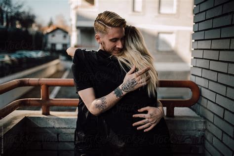 «young Urban Couple Hugging Each Other On The Terrace Del Colaborador